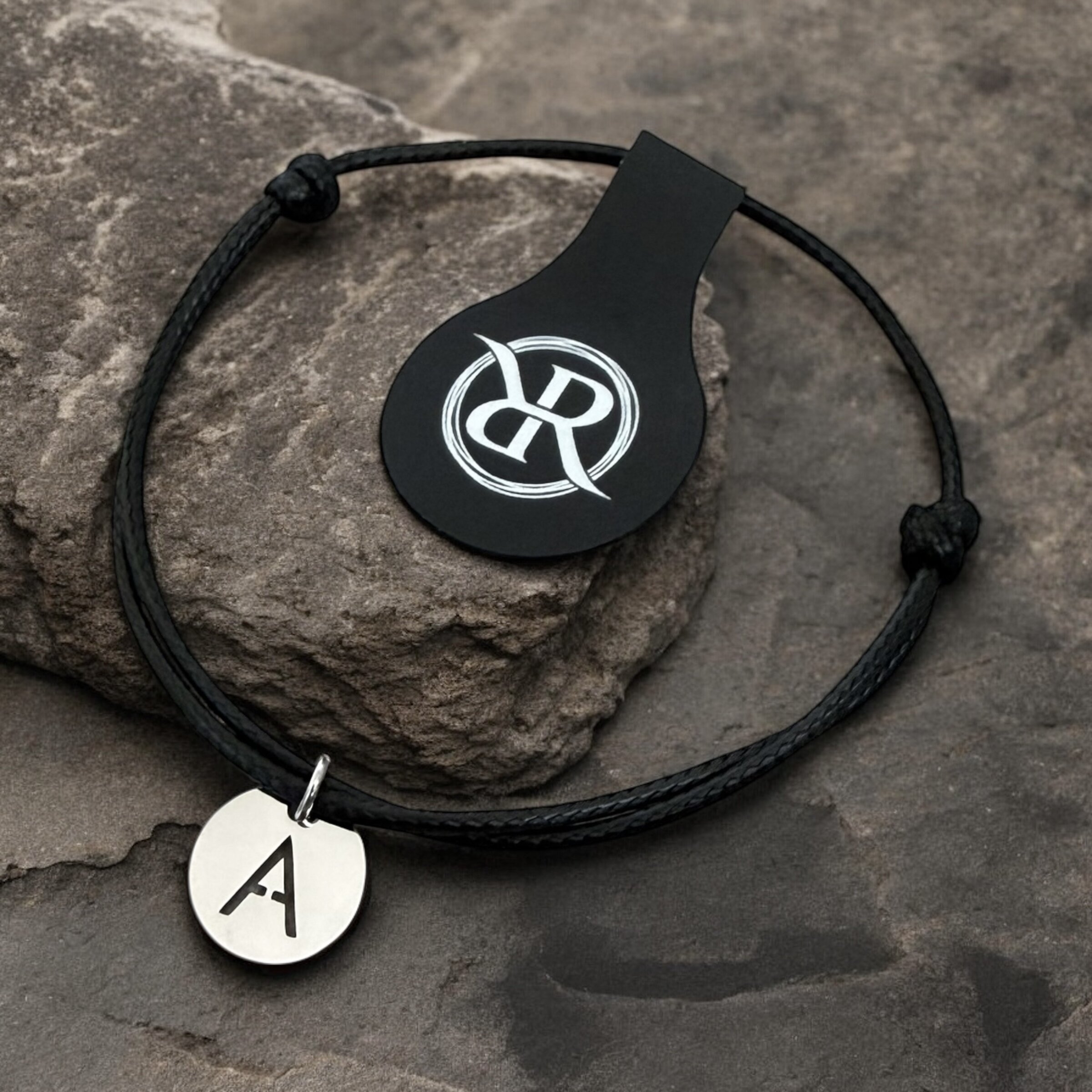 Minimalistický náramok so strieborným písmenom