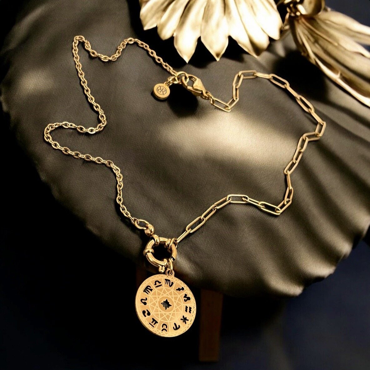 Náhrdelník s medailónom so znameniami zverokruhu Leonie