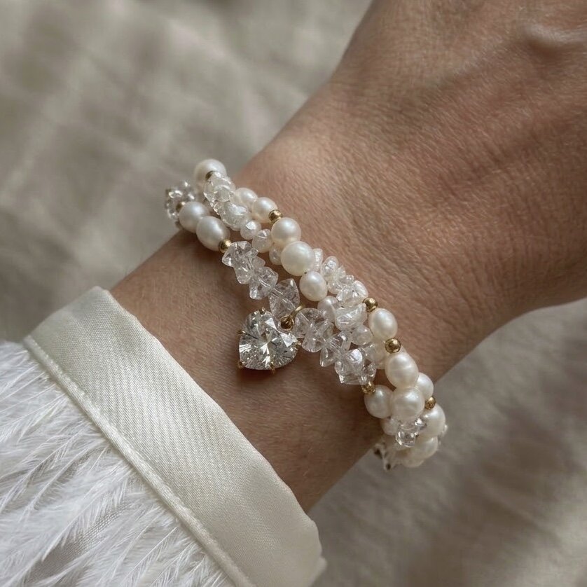 Náramok “Pure love of pearls” vyrobený z riečnych perál, čírych brúsených kameňov s príveskom srdca
