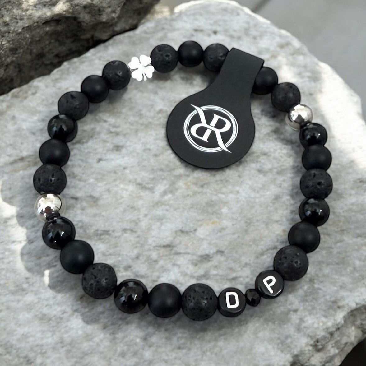 Náramok s písmenami a štvorlístkom pre šťastie