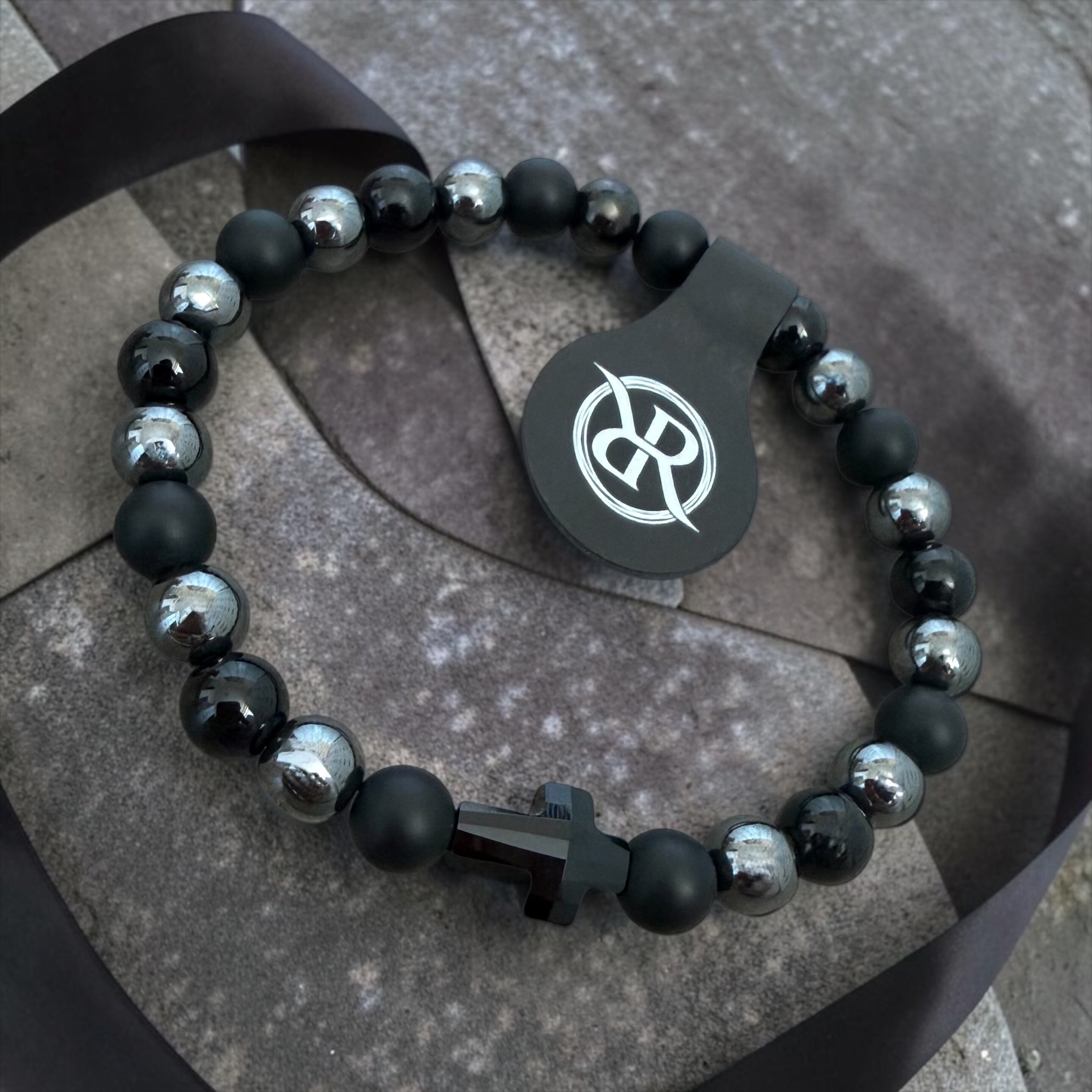 Náramok z prírodných kameňov Onyxu a Hematitu s čiernym swarovski krížikom