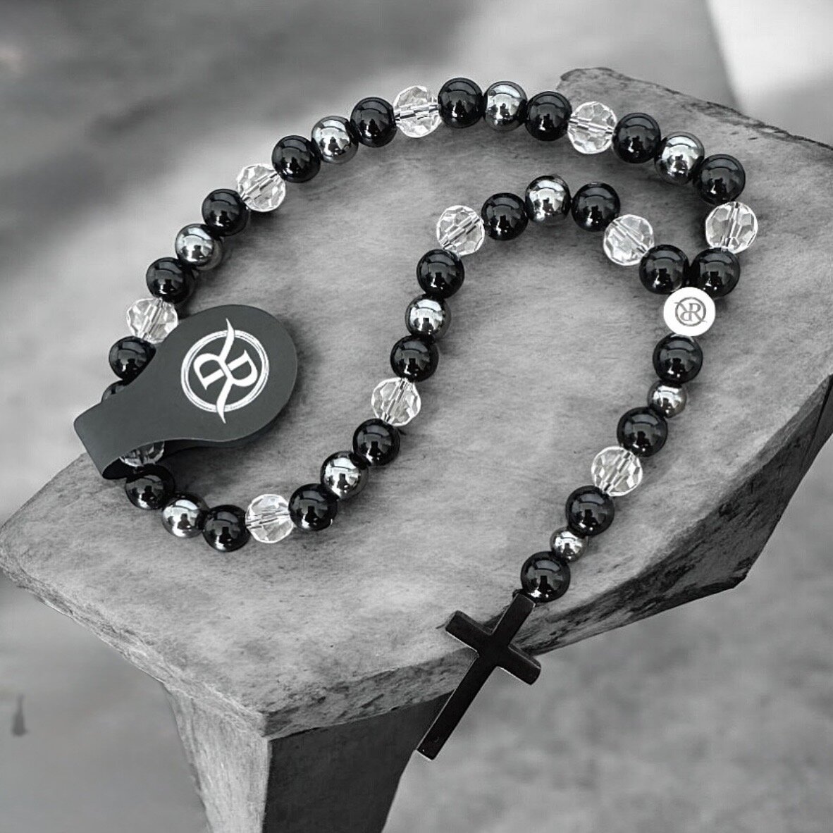 Ochranný ruženec s onyxom, hematitom a krištáľom